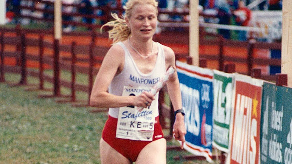 Hilde Stavik løp i 1994 3000 m på 8.47.47, den fjerde beste i Norge gjennom tidene og halvmaraton på 1.10.21, som ga henne 6. plass i VM. På bildet løper hun i Manpowerstafetten i 1993