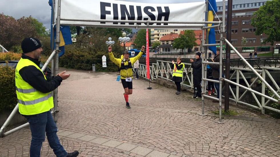 En jublende Ragnar i mål etter nesten et døgn  regn og leire (foto:Marianne Vinje).