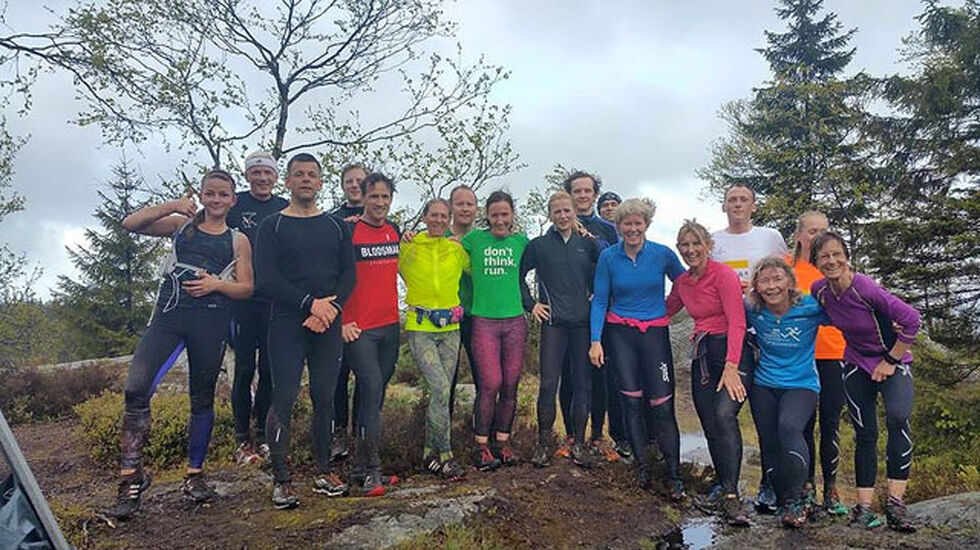 Det obligatoriske lagbildet i Motbakkeløpene i maridalsalpene. Denne gangen var det såpass kjølig at de fleste løp ned igjen ganske fort. Foto: Heming Leira