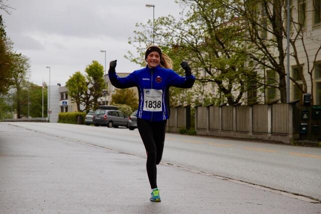 Allerede 500 meter fra mål kunne Selina Dybvik Kristoffersen juble for seier på Jentebølgen i Ålesund