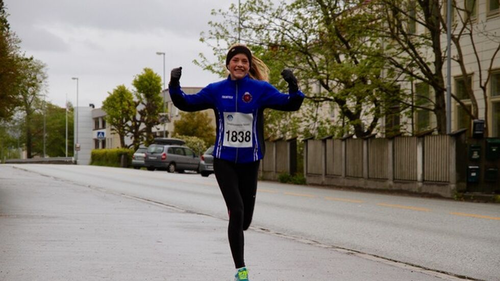 Allerede 500 meter fra mål kunne Selina Dybvik Kristoffersen juble for seier på Jentebølgen i Ålesund
