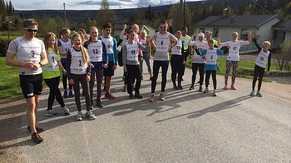 Fra starten av Fuglberget opp tirsdag med 21 blide deltakere fra 10 til 51 år. (Foto: Hilde Hagevik Odde)