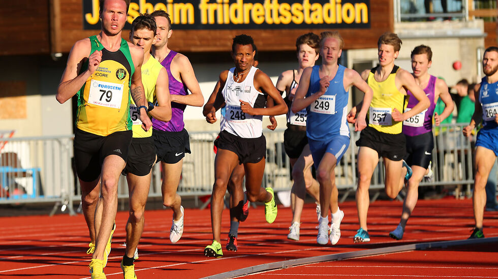 Start på 1500 meter baneløp i 2015 (foto: Bjørn Hytjanstorp).