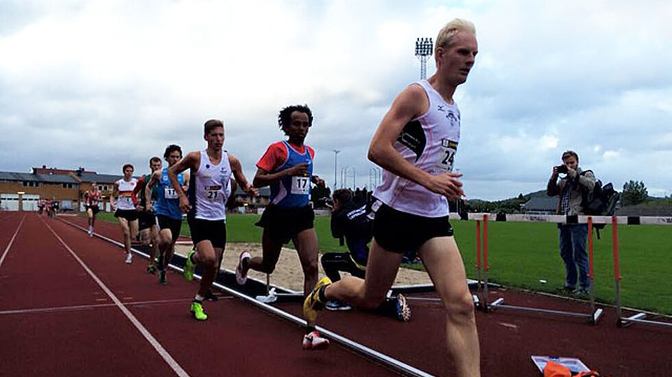 Haren Hans Kristian Fløystad leder an 10000m-feltet. Foto: Arrangøren