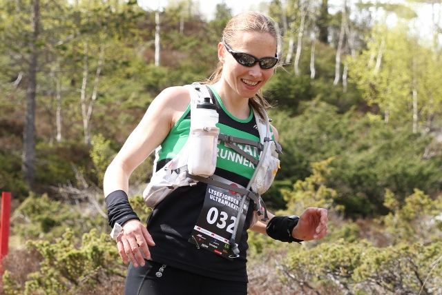 Mari Mauland i terrenget ca 15 km før mål (foto: Olav Engen)