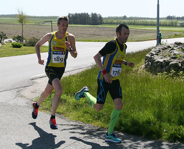 Jare Risa og Svein Ove Risa fulgte hverandre som skygger under løpet på Varhaug.  Foto: Kjetil Torgersen