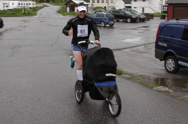 Hans Jakob Hunnes med barnevogn i 1. løp av Ålesund sommerkarusell