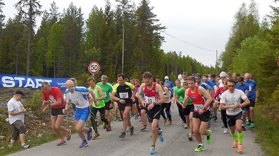 Så er Bæreia Rundt i gang, og her er det ingen som bryr seg om at fartsgrensa er 50 km/t! Vinner Anders Kampenhøy foran til høyre med Per Erik Monsrud ved sida av seg. (Foto: Liv Berit Roland)