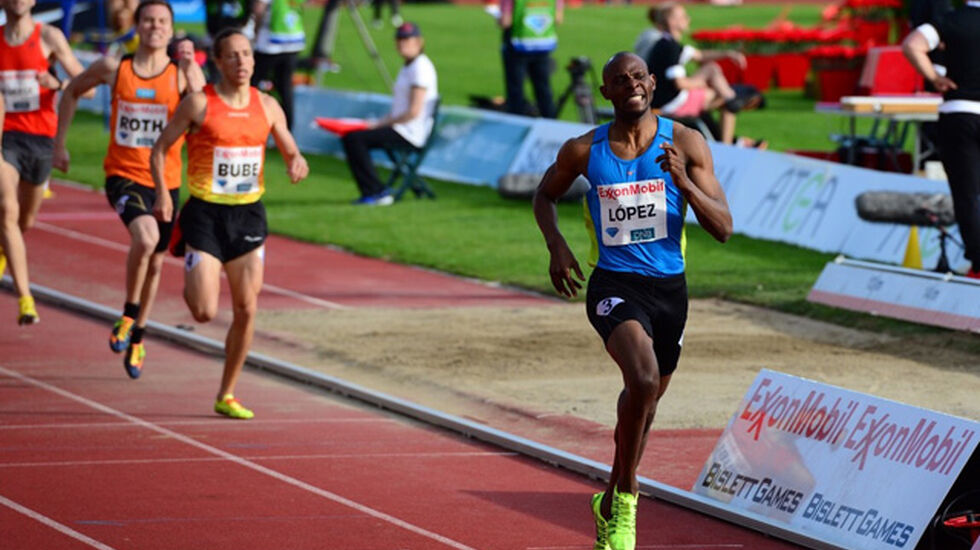 Yeimer Lopez krysser mållinja som vinner med 1.46,13. (Foto: Erling Pande Braathen)