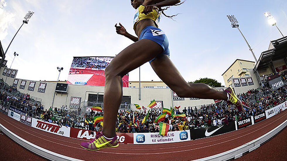 Genzebe Dibaba foran sine fans under 5000m på Bislett Games tidligere i år. (Foto: Bjørn Johannessen)