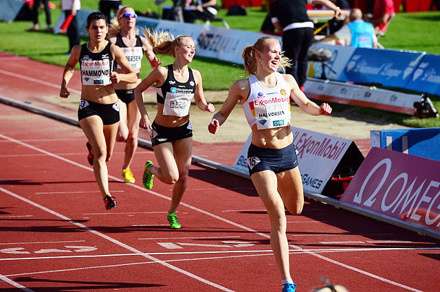 Ingrid Halvorsen Folvik vinner det nasjonale heatet 1500 m. under Bislet Games i 2015 (Foto: Erling Pande Braathen)