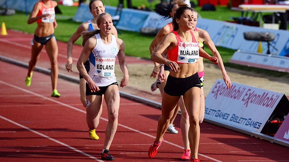 Trine Mjåland vant 800 meteren, og like bak, på tredjeplass, fulgte bare 16 år gamle Malin Edland. (Foto: Erling Pande Braathen)