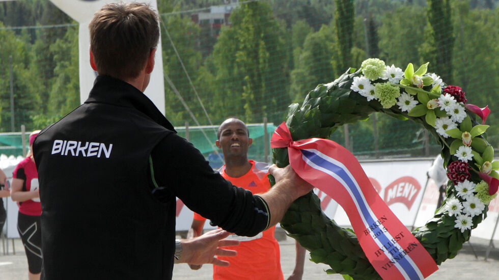 Birkenleder Jo Gunnar Ellevold er klar med laurbærkransen i det Gebretsadik nærmer seg mål (Foto: Finn Olsen) 