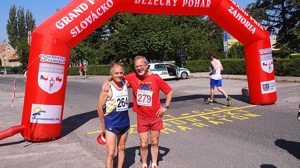Jostein Pedersen forteller om sine opplevelser i Senica Halvmaraton. Her er Jostein (til høyre) fotografert sammen med vinneren av 70-årsklassen, Viliam Novak.