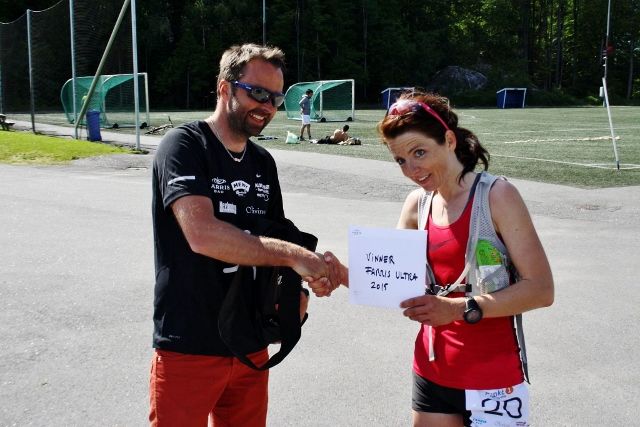 Jeanette Vika gratuleres av løpeleder Ove Haugen