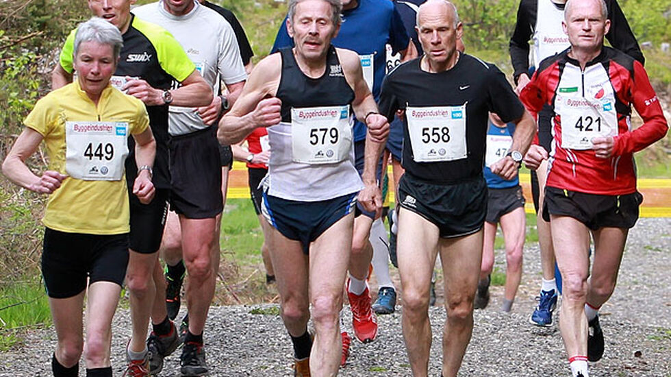 Starten for de virkelige veteranene, menn over 65 og kvinner over 60 gikk kl. 09.00. Anne-Grete Haugen (nr. 449) holder her følge med mannfolka, og ble den eneste av disse som kom inn på topp 30-lista omregnet etter alder, men da også så bra som på 3. plass. Vi ser også artikkelforfetteren Ole-Peter Bergaust bak til høyre på bildet. (Foto: Kjell Vigestad)