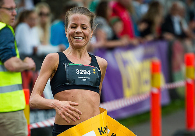 Ida Bergsløkken løper i mål som vinner av Karlstad Stadslopp. (Foto: arrangøren)