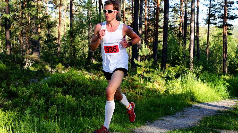 Frode Stenberg med imponerende fart i terrengløypa på Fetsund (foto: Bjørn Hytjanstorp).