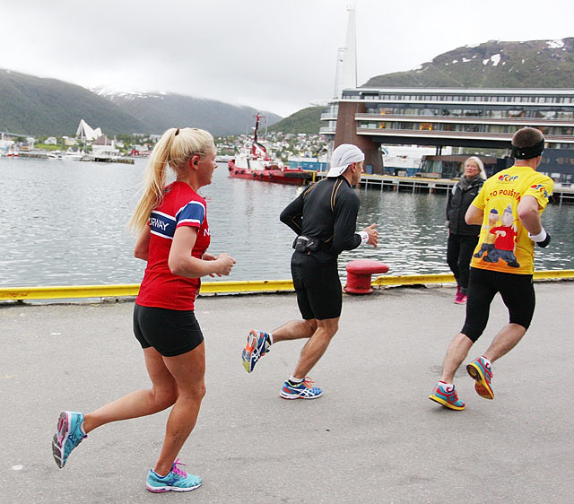 På brygga: I bakgrunnen ser vi Scandic Ishavshotell og over til fastlandet med Ishavskatedralen helt til venstre. (Foto: Kjell Vigestad)