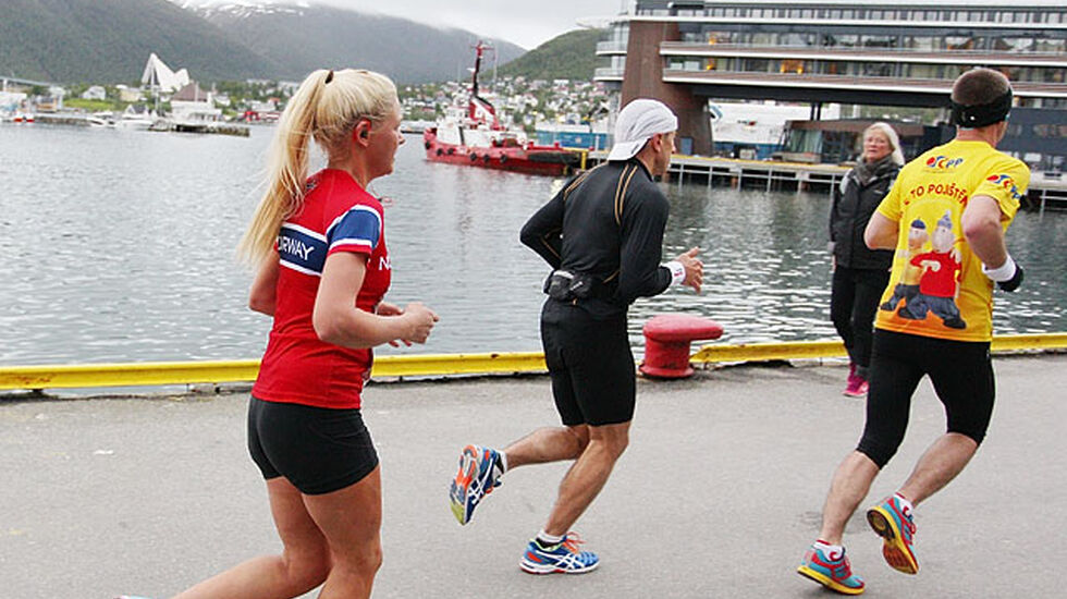 På brygga: I bakgrunnen ser vi Scandic Ishavshotell og over til fastlandet med Ishavskatedralen helt til venstre. (Foto: Kjell Vigestad)