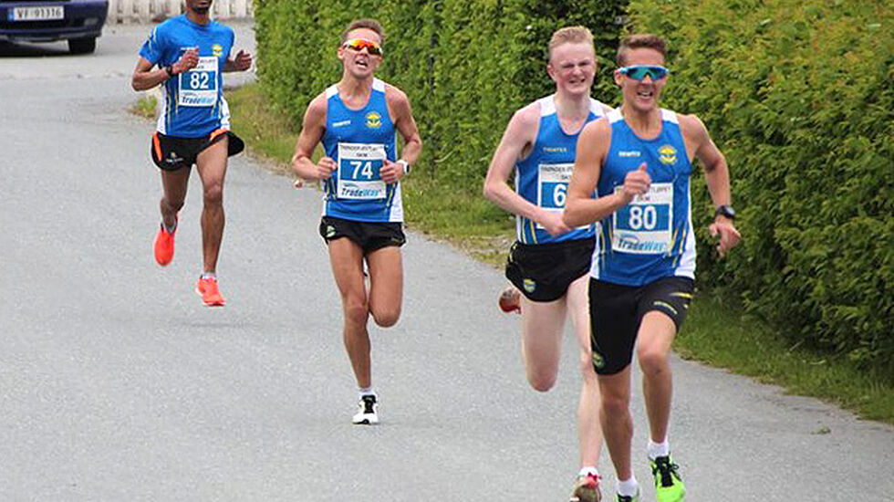 Strindheimløperne kom som perler på ei snor inn mot mål på 5 kilometeren. (Foto: Linn Charlotte Eide
