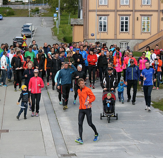 Ordføreren i spissen: Midnight Sun Marathon er allerede i gang. Frokostløpet startet i dag kl. 10.15 med Tromsøs ordfører Jens Johan Hjort i veiviser. (Foto: Terje Håkstad)