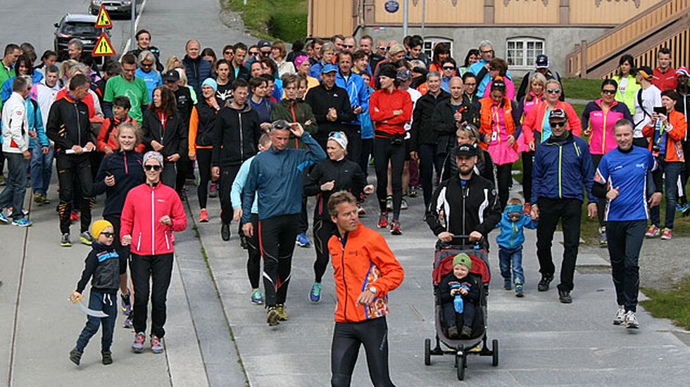 Ordføreren i spissen: Midnight Sun Marathon er allerede i gang. Frokostløpet startet i dag kl. 10.15 med Tromsøs ordfører Jens Johan Hjort i veiviser. (Foto: Terje Håkstad)