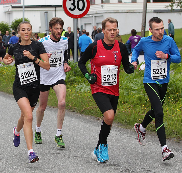 10km_Yngvild_Kaspersen_og_menn_5km_A20G4044.jpg