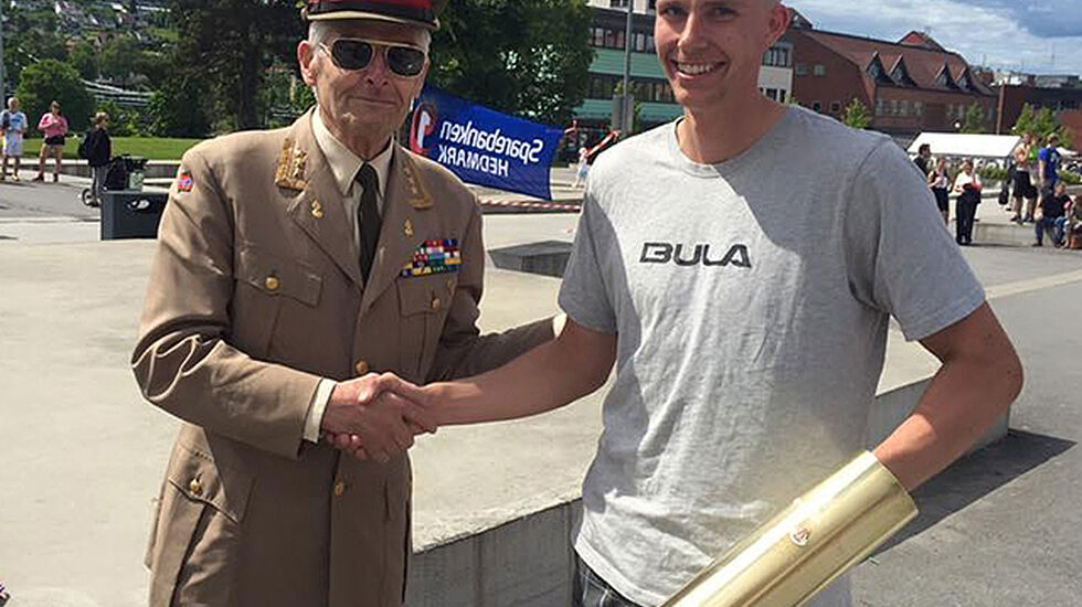 Espen G. Rusten med artillerioberstens pokal som dermed vandrer videre etter 6 år i Sentrumsgateløpet.  (Arrangørfoto)