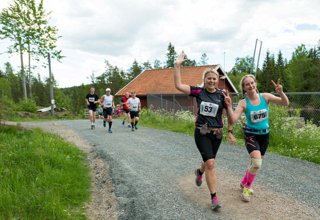Hege Kvitting og Beate Elvebakk koser seg i Nordmarka Skogsmaraton rett nord for Skjærsjødammen. Foto: Erling Pande Braathen.
