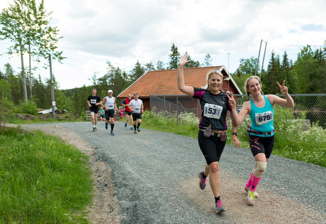 Hege Kvitting og Beate Elvebakk koser seg i Nordmarka Skogsmaraton rett nord for Skjærsjødammen. Foto: Erling Pande Braathen. Hege Kvitting og Beate Elvebakk koser seg i Nordmarka Skogsmaraton rett nord for Skjærsjødammen. Foto: Erling Pande Braathen.