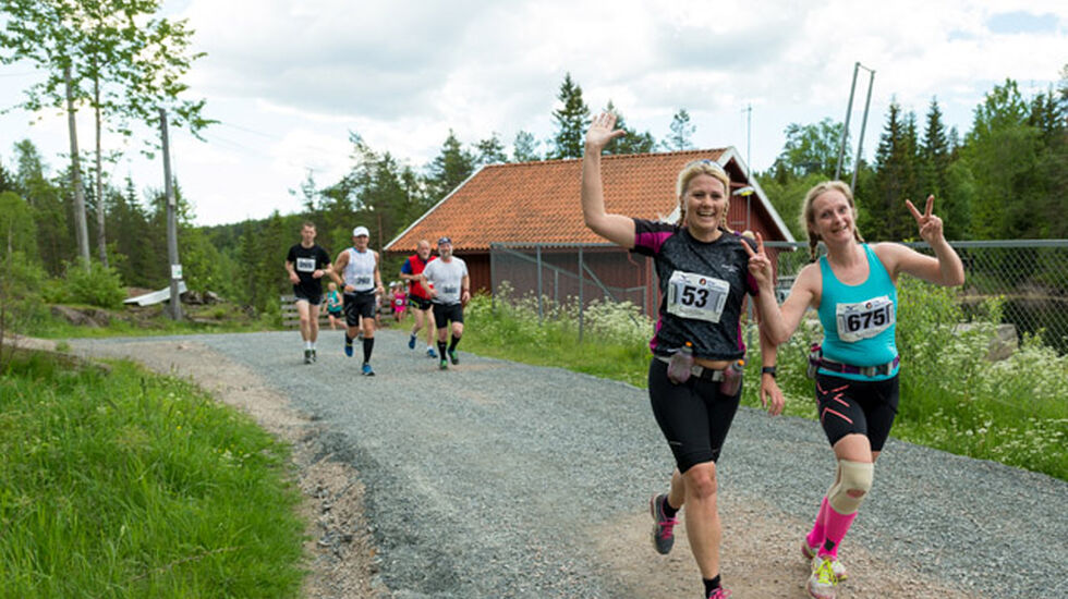 Hege Kvitting og Beate Elvebakk koser seg i Nordmarka Skogsmaraton rett nord for Skjærsjødammen. Foto: Erling Pande Braathen.