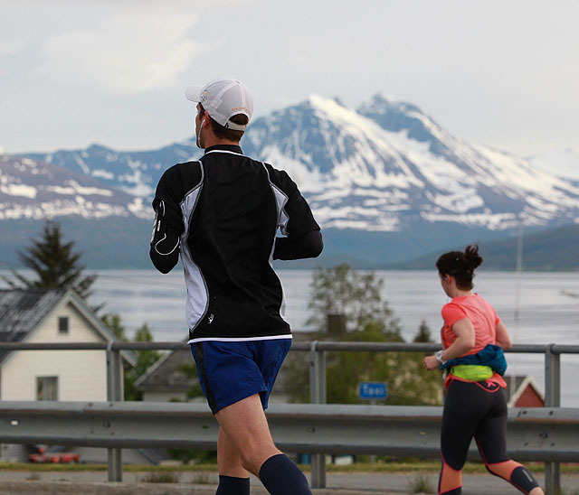 Vakre omgivelser: Med fjord og snøkledte fjell å se uansett hvilken retning man løp i. Og med en midnattssol som ofte tittet fram fra et lett skydekke. Dette var Tromsø på sitt aller flotteste. (Foto: Kjell Vigestad)