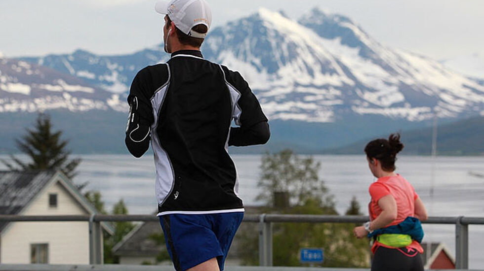 Vakre omgivelser: Med fjord og snøkledte fjell å se uansett hvilken retning man løp i. Og med en midnattssol som ofte tittet fram fra et lett skydekke. Dette var Tromsø på sitt aller flotteste. (Foto: Kjell Vigestad) 