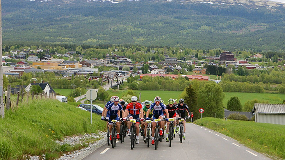 Fra starten  på 2. etappe på Tynset i årets TransØsterdalen. (Foto: Norsk Folkehjelp Redningtjeneste N-Ø)