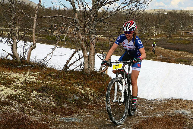 Berit Gjelten forserer en snøfonn på 3. etappe mellom Tynset og Koppang i fjor. (Foto: Norsk Folkehjelp Redningtjeneste N-Ø)