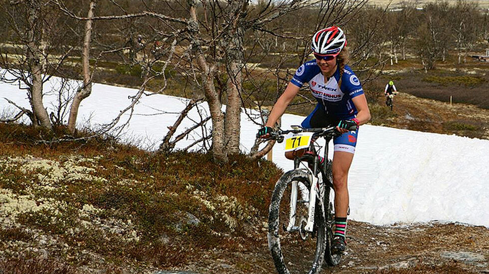 Berit Gjelten forserer en snøfonn på 3. etappe mellom Tynset og Koppang i fjor. (Foto: Norsk Folkehjelp Redningtjeneste N-Ø)