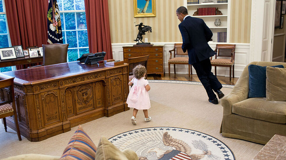 Barack Obama running in the Oval Office. By Pete Souza (The White House – P070912PS-0271) [Public domain], via Wikimedia Commons
