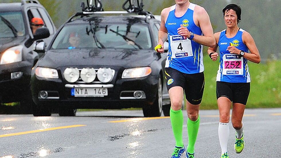 Strindheim herrer (ved Tomas Renå) passerer Strindheim damer (ved Mette Eid Løvås). (Alle foto: Arne Brunes)