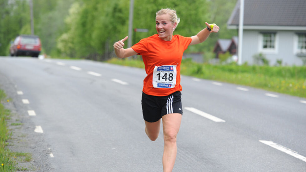 Glad: Heidi Bye fra Spenst/Morgenbaderne tar seg tid til å hilse på fotografen. Totalt ligger de nå på 53. plass. Foto: Arne Brunes.