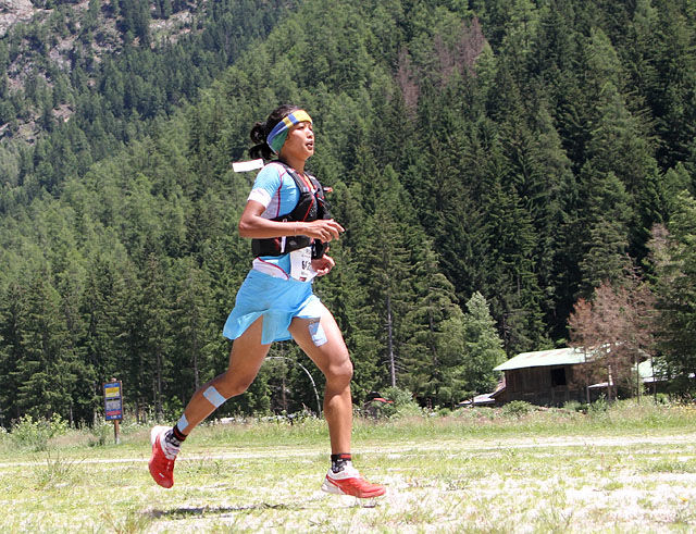 Mira Rai fra Nepal løp inn til en klar seier på 80 kilometeren i Mont Blanc Marathon. (Foto: Runar Gilberg)