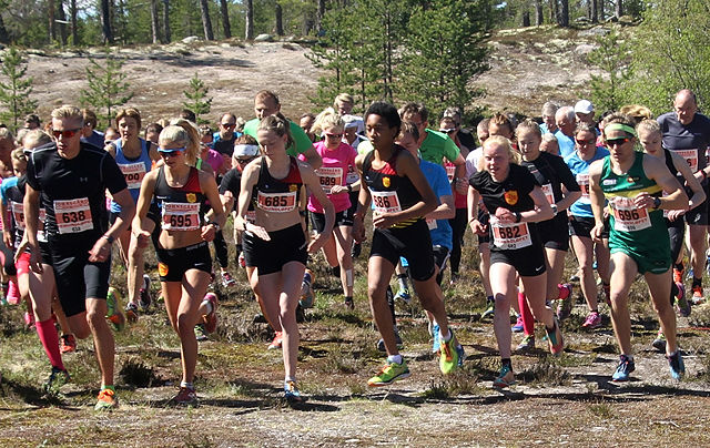 Fra starten på 10 km med vinnerne Espen Rusten (helt til venstre) og Ida Meli Narbuvoll (nr. 2 fra høyre) i første rekke. (Foto: Ola Lombnæs)