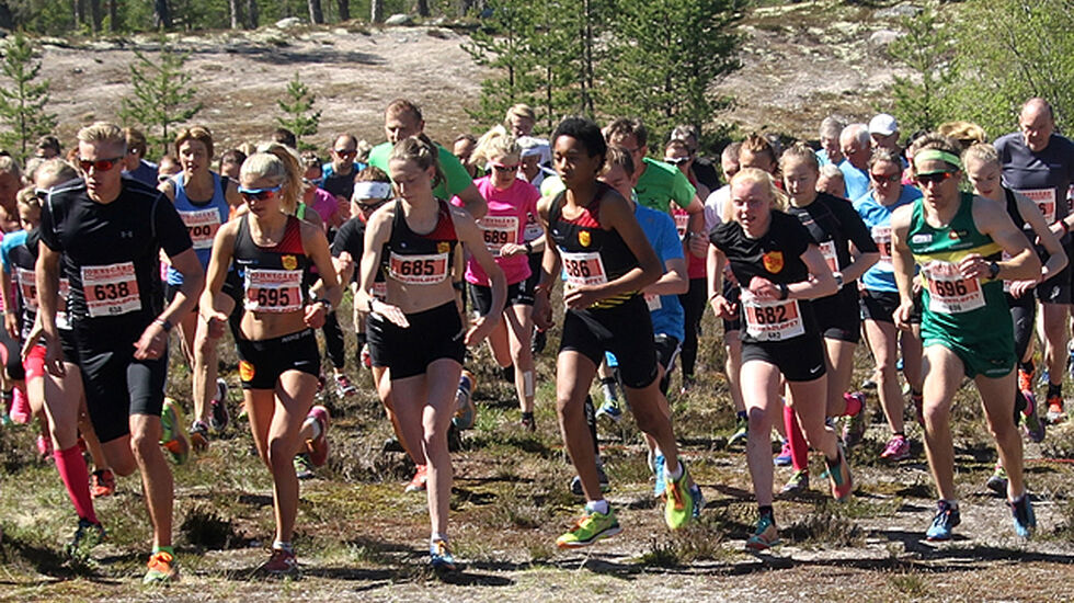 Fra starten på 10 km med vinnerne Espen Rusten (helt til venstre) og Ida Meli Narbuvoll (nr. 2 fra høyre) i første rekke. (Foto: Ola Lombnæs)