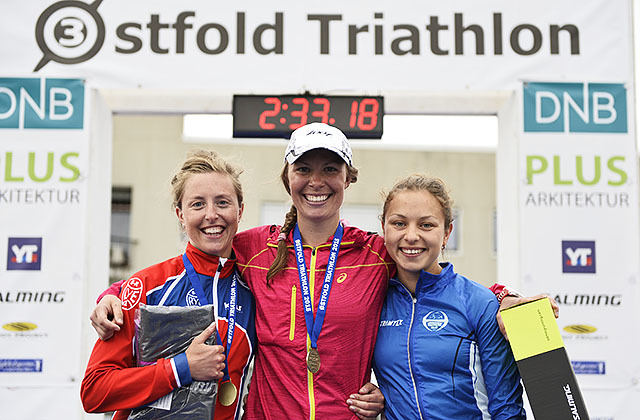 De tre beste totalt av kvinnene i langløypa. Vinner Julie Flakne Andresen (midten), 2. plass til Petra Jacoby, mens Galina Stoltenberg (høyre) ble nummer tre. (Alle foto: Bjørn Johannessen)