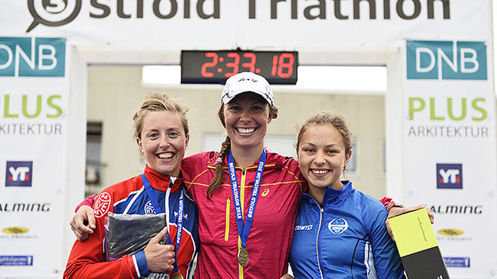 De tre beste totalt av kvinnene i langløypa. Vinner Julie Flakne Andresen (midten), 2. plass til Petra Jacoby, mens Galina Stoltenberg (høyre) ble nummer tre. (Alle foto: Bjørn Johannessen)