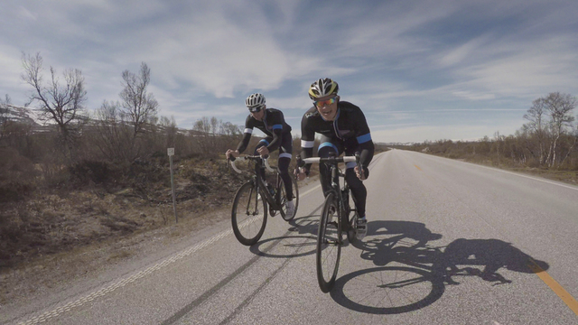 Martin Notøy Nevstad og Christoffer Remøy Endresen sykler Norge Rundt