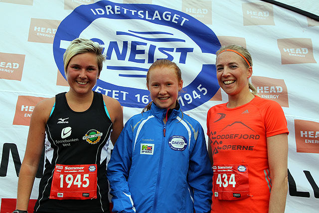 Vinner av 10km Adele Henriksen imellom Cecilie Landro og Kari Sigdestad
