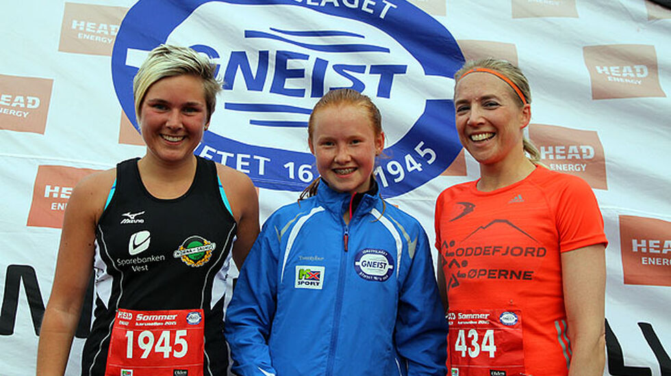 Vinner av 10km Adele Henriksen imellom Cecilie Landro og Kari Sigdestad