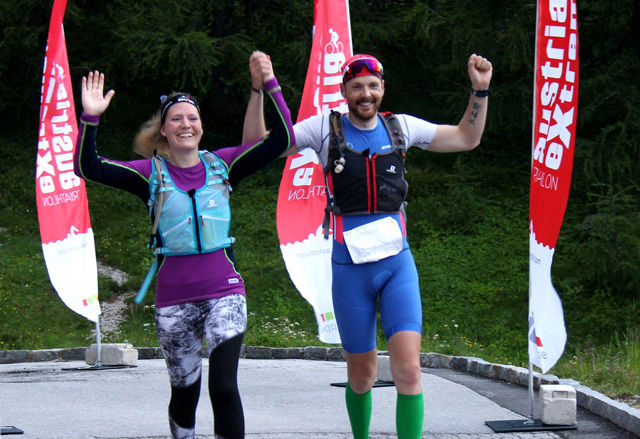Inge Roar i mål på en 15 plass. Her avbildet sammen med sin coach og kone Tessa Bremerthun som fulgte han de siste 17km.  (Foto: Arrangøren)