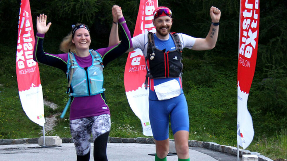 Inge Roar i mål på en 15 plass. Her avbildet sammen med sin coach og kone Tessa Bremerthun som fulgte han de siste 17km.  (Foto: Arrangøren)